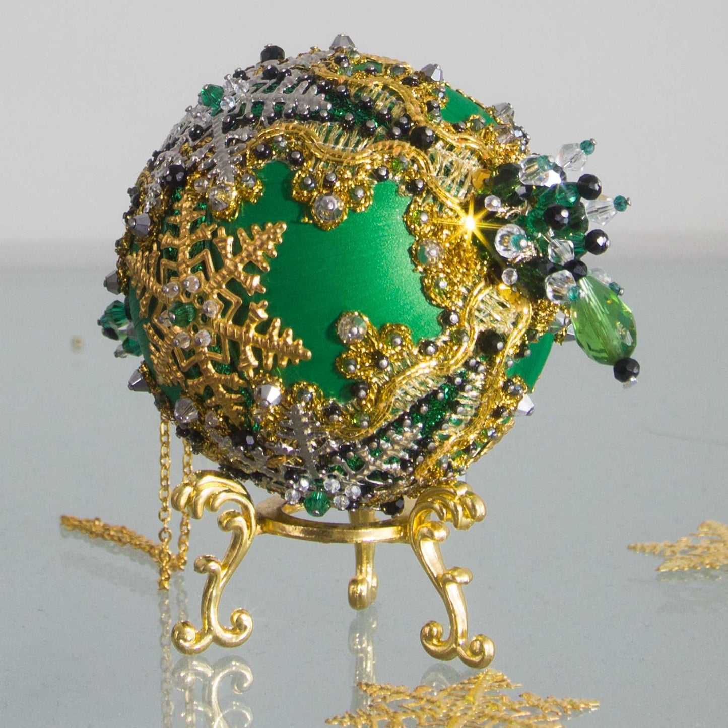 Beaded Sequin Christmas Satin Ornament Push Pin Bottom Detail DIY Vintage . (Green)