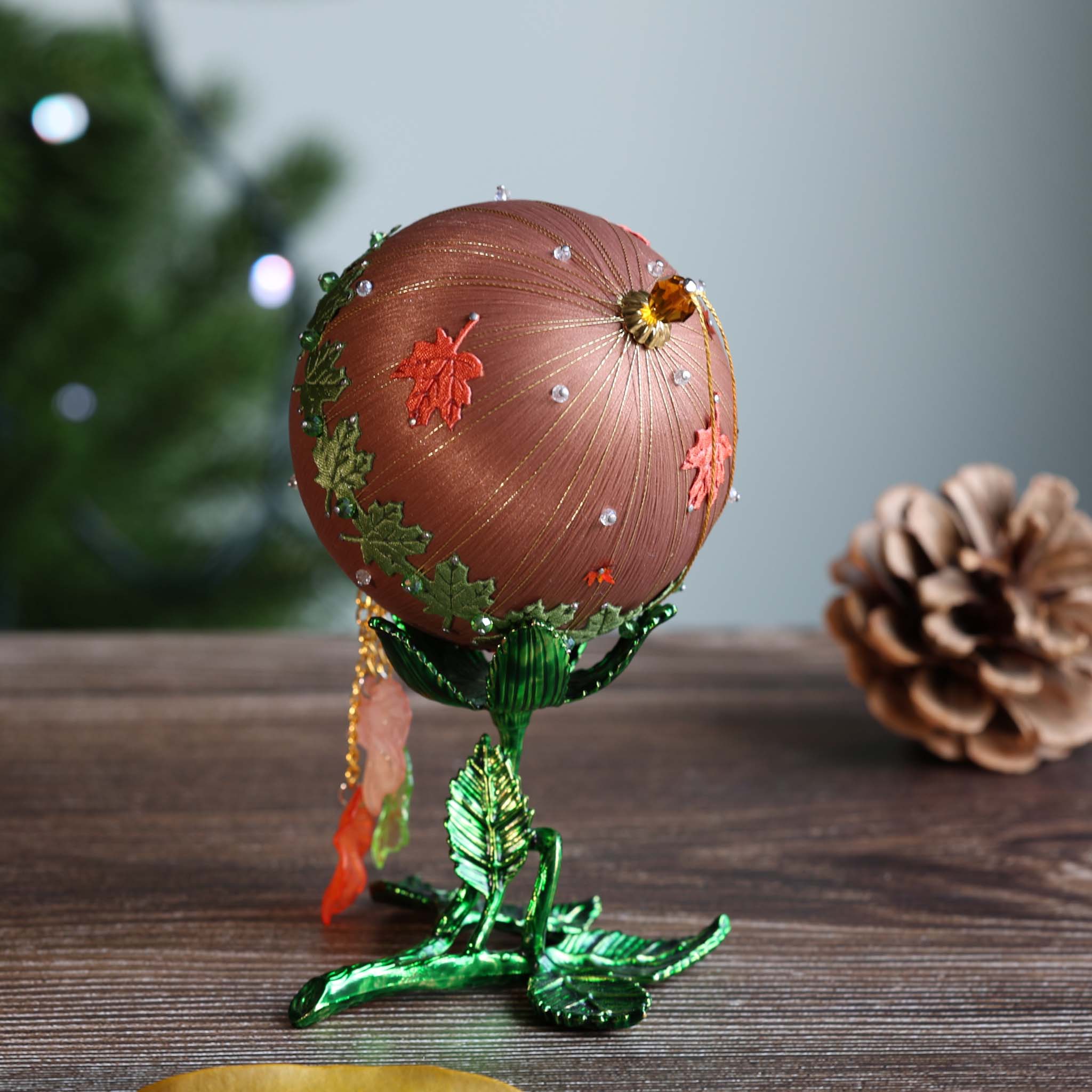 The top glass bead of push pin ornament.