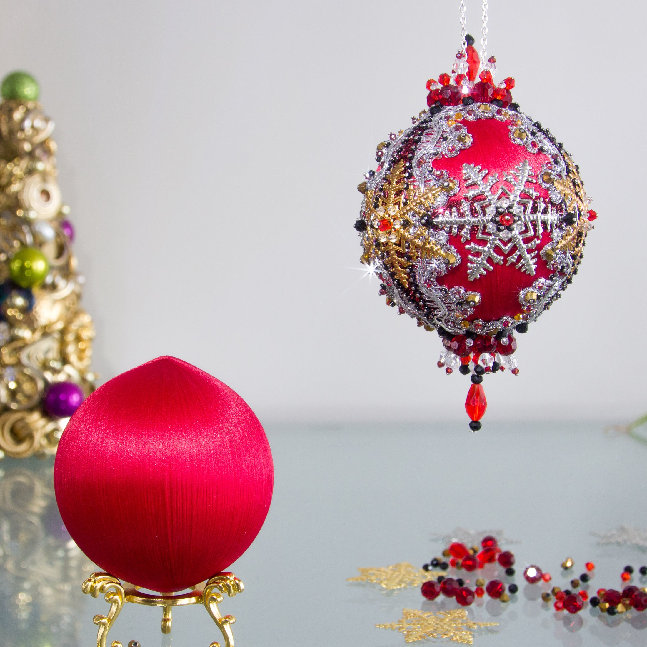 Beaded Sequin Christmas Satin Ornament Push Pin Kit DIY Vintage 
Snowflakes (Red).